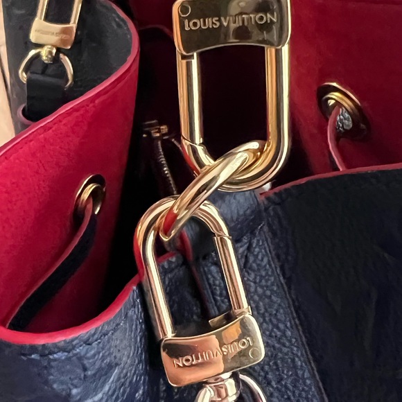 Louis Vuitton
NeoNoe Handbag Monogram Empreinte Leather MM - Picture 14 of 16